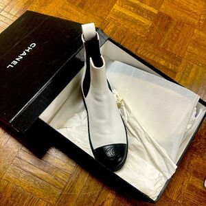 ￼ CHANEL Interlocking CC Logo Chelsea Boots White & Black , New!
